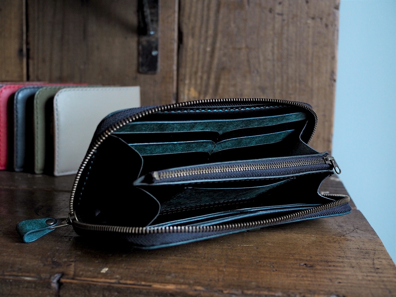 オーダーメイドで作った長財布です！スタッズはオールブラックです
